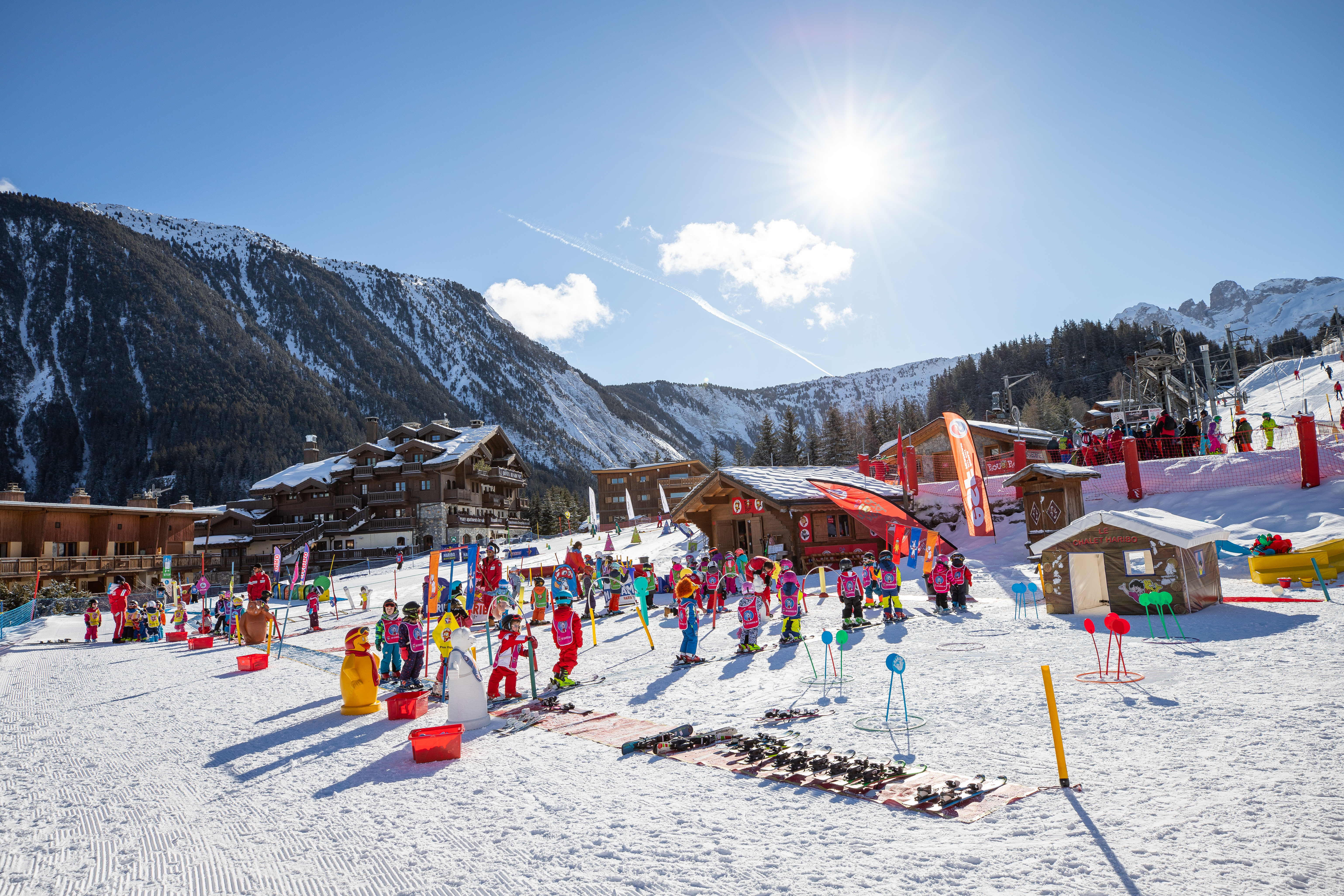 École de ski pour les enfants avec le Manali Lodge en fond